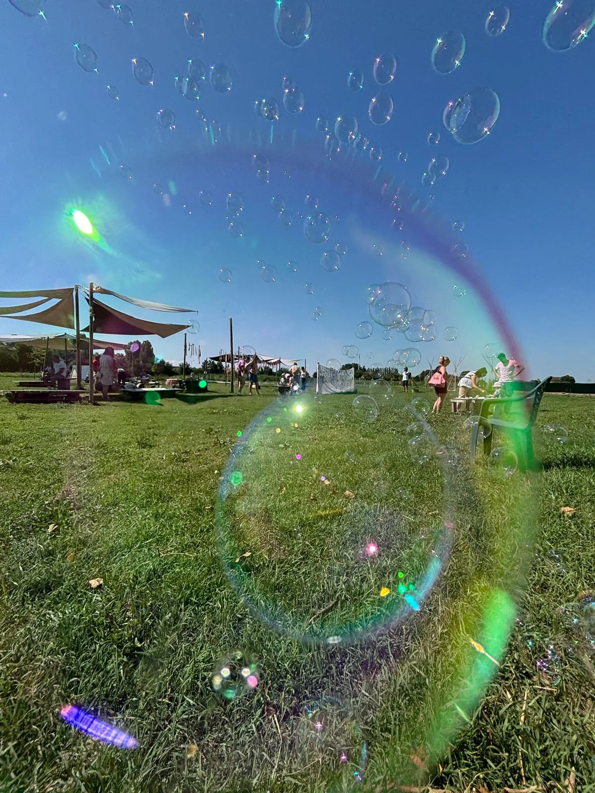 Grandi bolle di sapone in un pomeriggio di gioco in fattoria